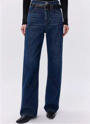 Calças jeans de cintura alta e pernas retas.