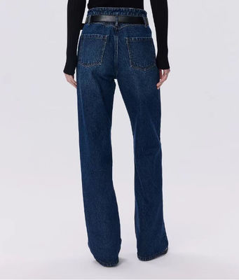 Calças jeans de cintura alta e pernas retas.