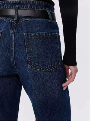 Calças jeans de cintura alta e pernas retas.