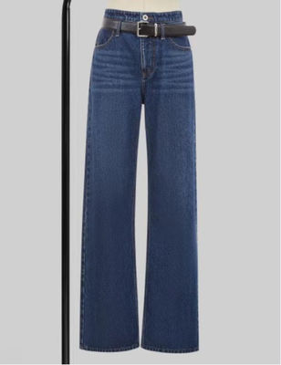 Calças jeans de cintura alta e pernas retas.