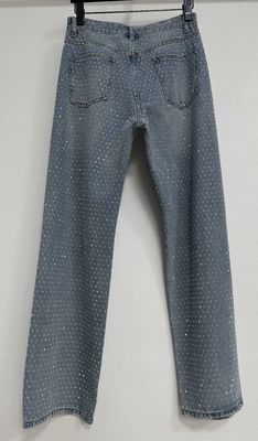 Ornamentações em pedra de strass da moda Jeans cortados para chamar a atenção