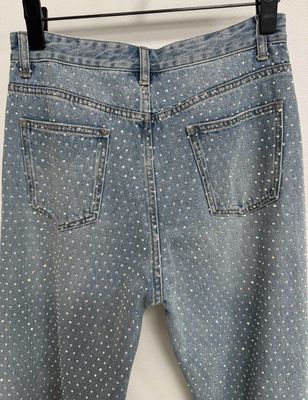 Ornamentações em pedra de strass da moda Jeans cortados para chamar a atenção