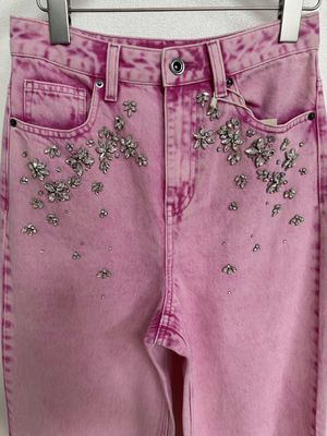 Jeans de denim rosa para um efeito de alongamento das pernas