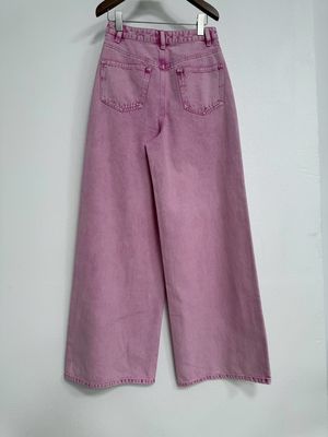 Jeans de denim rosa para um efeito de alongamento das pernas