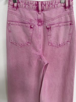 Jeans de denim rosa para um efeito de alongamento das pernas