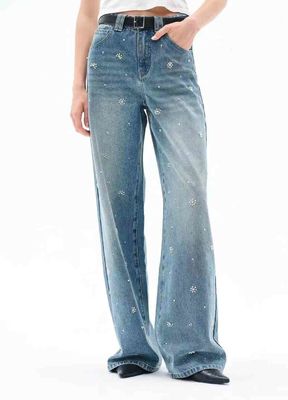 Jeans de pernas largas com cintura alta para uma silhueta clássica e lisonjeira
