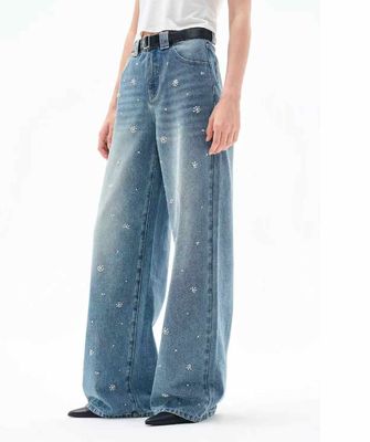 Jeans de pernas largas com cintura alta para uma silhueta clássica e lisonjeira