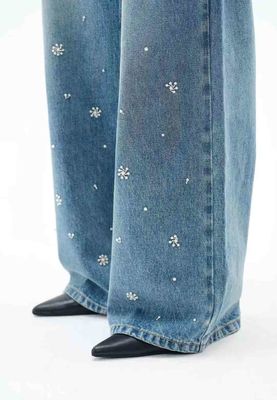 Jeans de pernas largas com cintura alta para uma silhueta clássica e lisonjeira