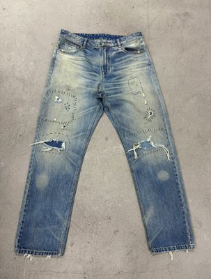 Ligeira lavagem denim fundo com pesado angustiante para um olhar robusto vintage
