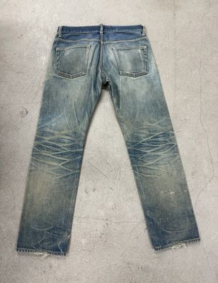 Ligeira lavagem denim fundo com pesado angustiante para um olhar robusto vintage