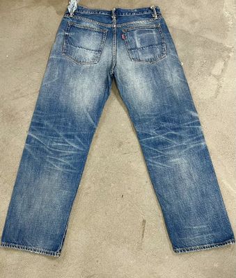 Ligeira lavagem acabamento denim fundo com sutil desbotamento e bigode para um visual clássico