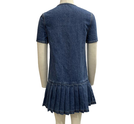 Vestido clássico com garganta e mangas curtas para um visual atemporal
