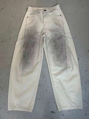Baixo de denim com cintura alta para uma silhueta lisonjeira