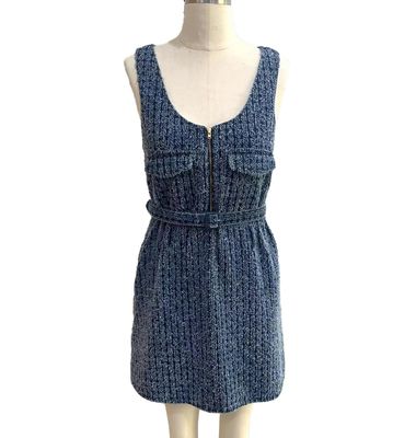 Vestido de denim de tecido de malha texturizado para uma aparência moderna e elegante