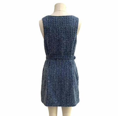 Vestido de denim de tecido de malha texturizado para uma aparência moderna e elegante