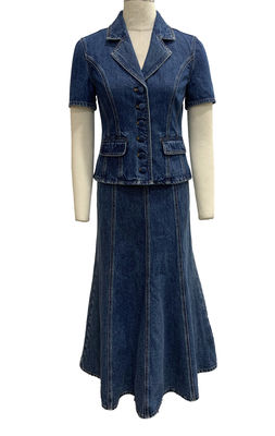 Conjunto de denim de duas peças com uma jaqueta personalizada e saia midi alargada