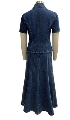 Conjunto de denim de duas peças com uma jaqueta personalizada e saia midi alargada
