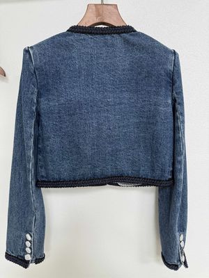 Outfit de blazer de denim lavado jeans blazer com um visual de ponta texturizado