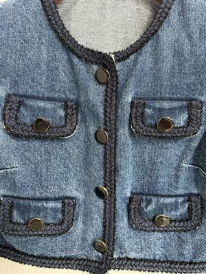 Outfit de blazer de denim lavado jeans blazer com um visual de ponta texturizado