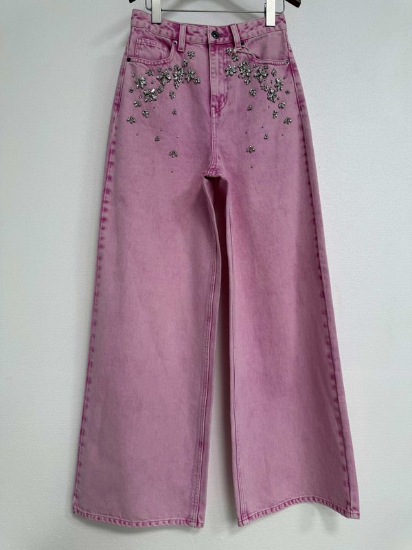 Jeans de denim rosa para um efeito de alongamento das pernas