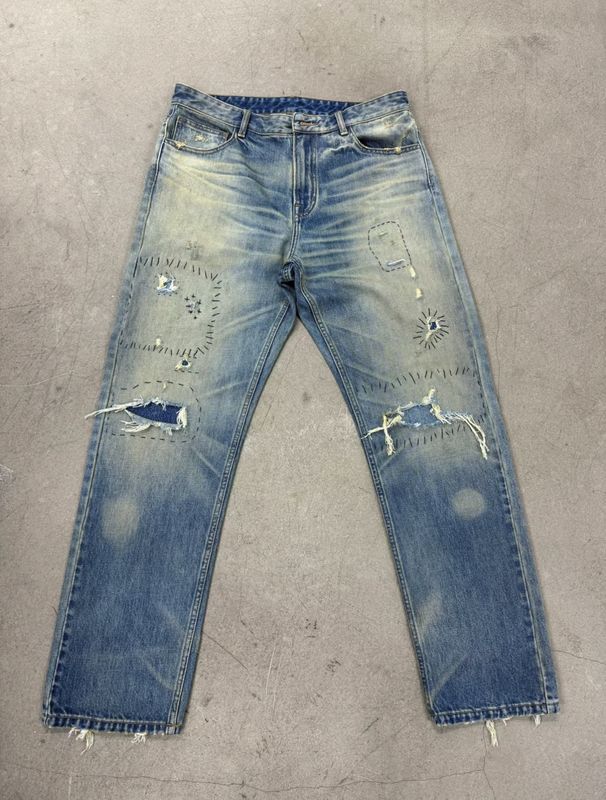 Ligeira lavagem denim fundo com pesado angustiante para um olhar robusto vintage