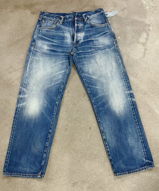 Ligeira lavagem acabamento denim fundo com sutil desbotamento e bigode para um visual clássico