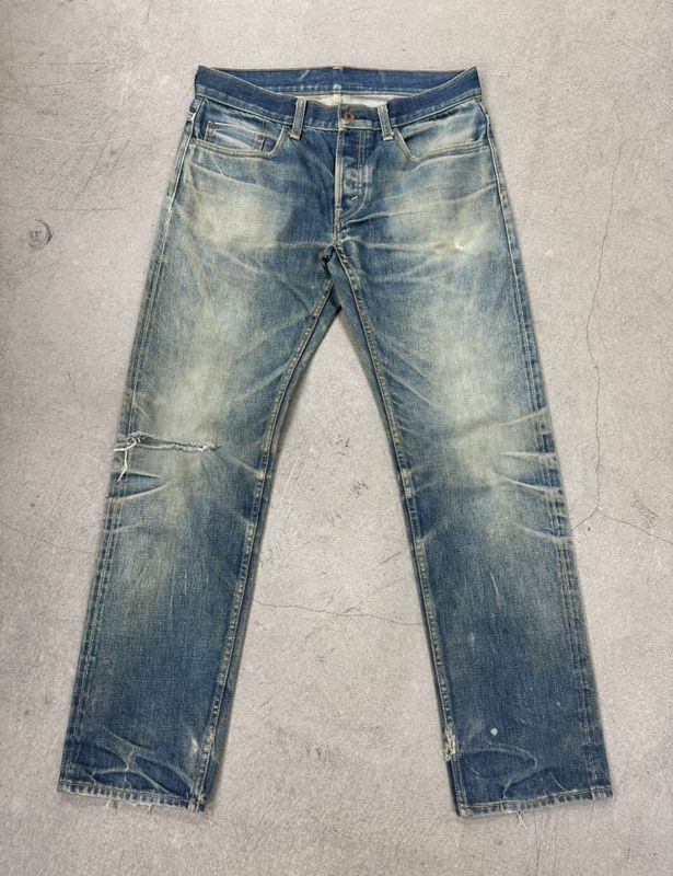 Jeans de lavagem leve com desbotamento pesado e bigode para um visual vintage robusto