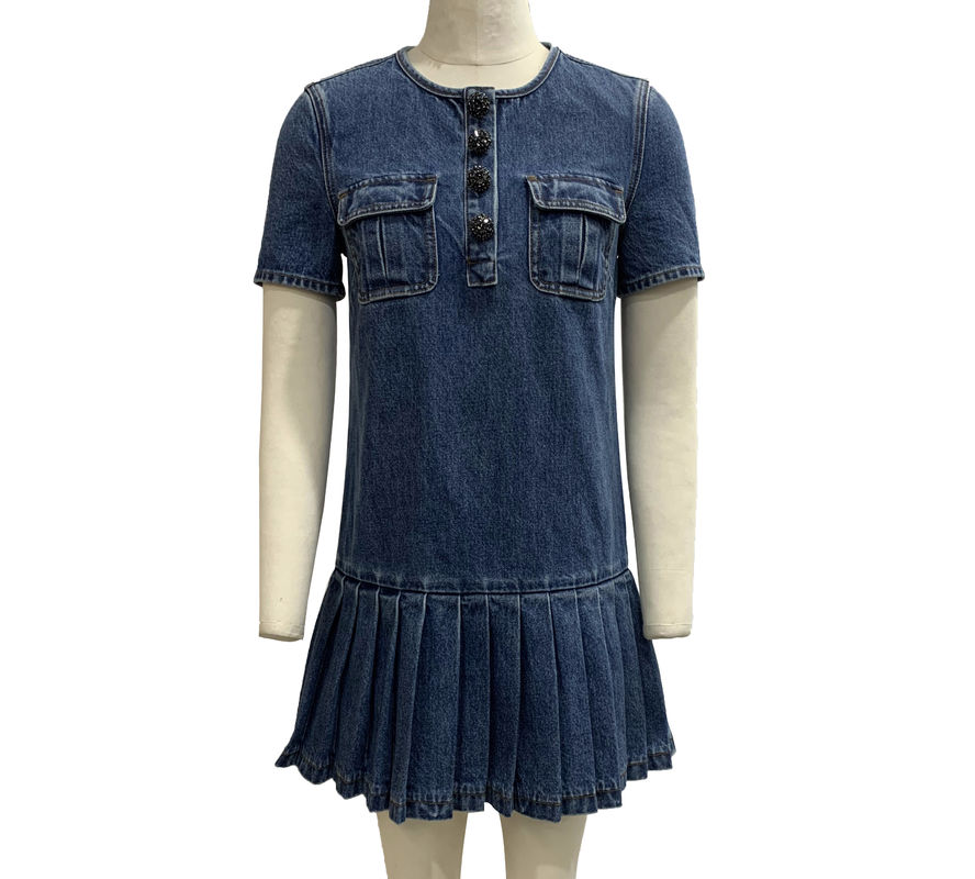Vestido clássico com garganta e mangas curtas para um visual atemporal